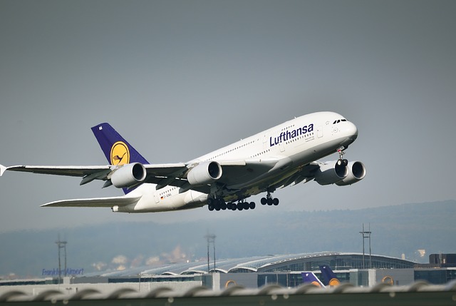 Lufthansa wyrzuciła rodzinę z samolotu, ponieważ 2-latek nie chciał założyć maseczki!