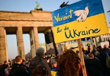 Berlin: Demonstracja solidarności z Ukrainą przy Bramie Brandenburskiej