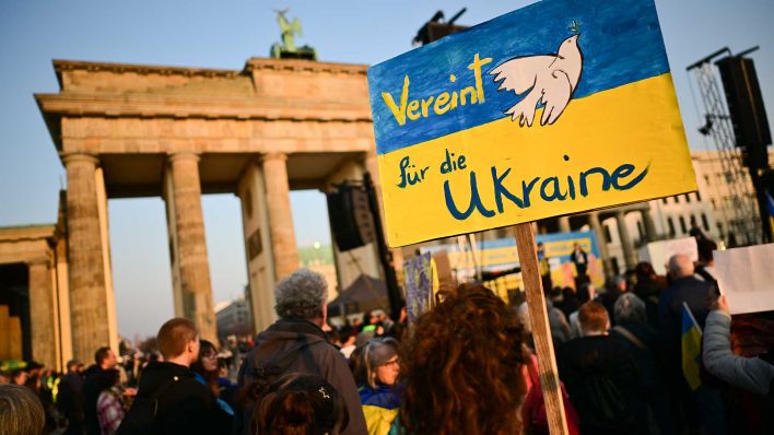 Berlin: Demonstracja solidarności z Ukrainą przy Bramie Brandenburskiej