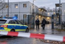 Matka trojga dzieci zasztyletowana w ośrodku dla uchodźców w Niemczech. Policja zatrzymała jej męża! Policja przed ośrodkiem zakwaterowania dla uchodźców w Niemczech