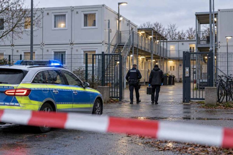 Policja przed ośrodkiem zakwaterowania dla uchodźców w Niemczech