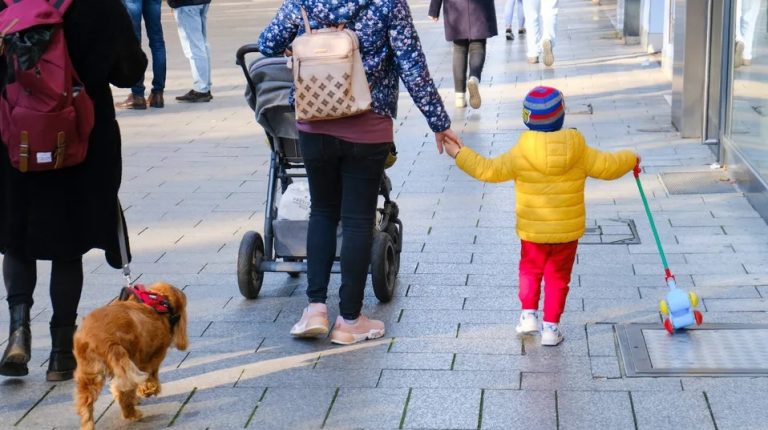 Liczba pobierających zasiłek rodzicielski w Niemczech spada trzeci rok z rzędu