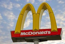 Berlin: Transpłciowa kobieta sądzi się z McDonald’s przez brak dostępu do damskiej szatni