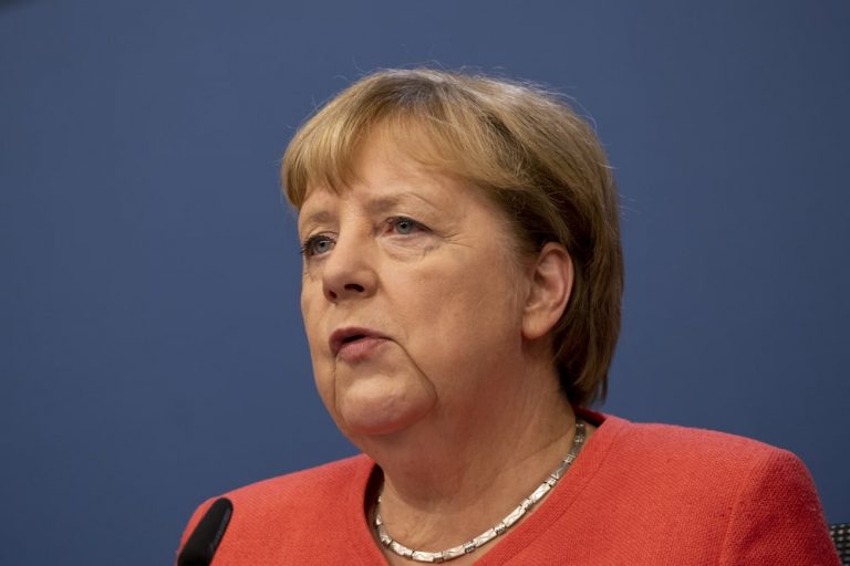 Była kanclerz Niemiec Angela Merkel krytykuje rozgrywki polityczne kosztem migrantów