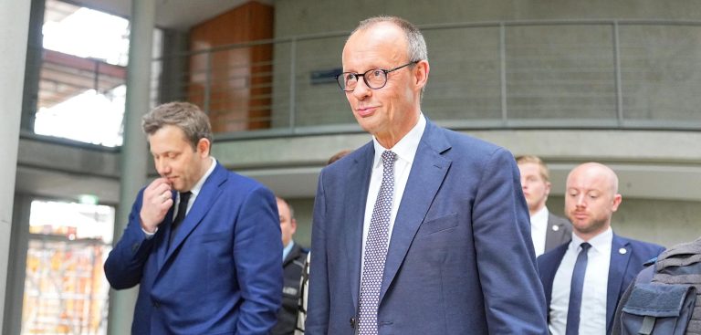 Niemcy: Spadające notowania Merza, spór o reformę emerytalną i kontrowersje wokół polityki migracyjnej – co przyniesie nowa koalicja?