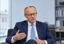 Merz bardziej obawia się Rosji niż problemów niemieckiej gospodarki! Friedrich Merz podczas symbolicznej rozmowy. Ilustracja AI.