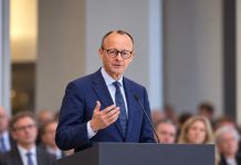 Merz ostro o remigracji! Nazywa ją „atakiem na nowoczesne Niemcy” Friedrich Merz podczas symbolicznego wystąpienia — ilustracja AI