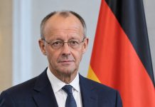 Merz przesuwa reformę emerytalną w Niemczech! Koalicja spiera się o wcześniejsze emerytury Ilustracja AI: Friedrich Merz obok flagi Niemiec