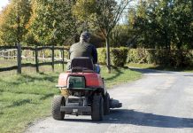 Niemcy: Mężczyzna pojechał po piwo… kosiarką do trawy! Interweniowała policja
