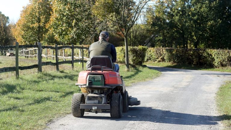 Niemcy: Mężczyzna pojechał po piwo… kosiarką do trawy! Interweniowała policja