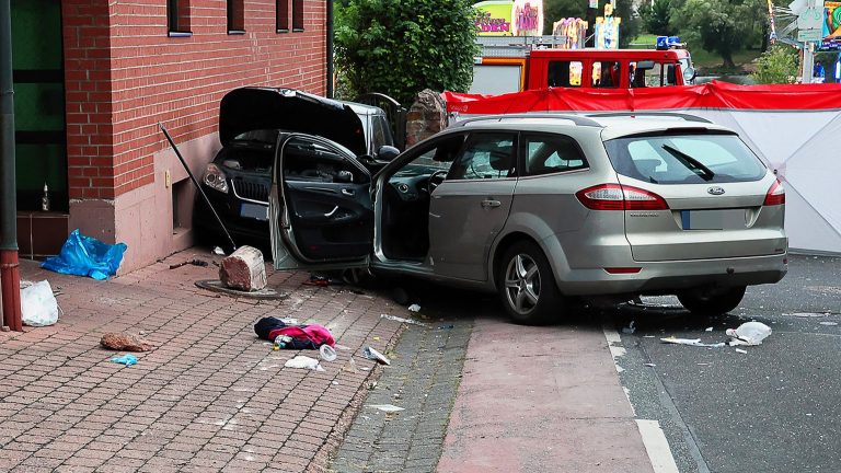 Großwallstadt: Mężczyzna wjechał samochodem w grupę osób