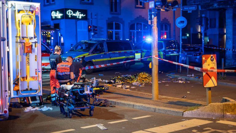 Tragiczny wypadek we Frankfurcie – kierowca wjechał w grupę na e-hulajnogach. Nie żyją 23-letni bliźniacy