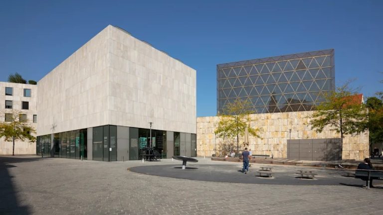 Miejsce pamięci w Monachium zbezczeszczone – skandaliczne zachowanie trzech Syryjczyków