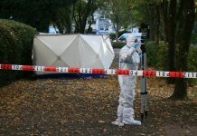 Brutalny atak nożownika w Bremie – matka nie żyje, syn ciężko ranny, sprawca wciąż na wolności