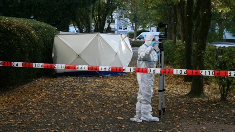 Brutalny atak nożownika w Bremie – matka nie żyje, syn ciężko ranny, sprawca wciąż na wolności