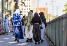 Niemcy: Rząd rozważa wysokie premie za dobrowolny powrót uchodźców. Ile naprawdę kosztuje państwo migracja?