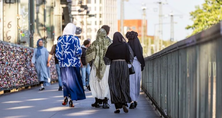 Niemcy: Rząd rozważa wysokie premie za dobrowolny powrót uchodźców. Ile naprawdę kosztuje państwo migracja?