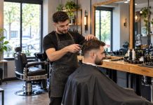 Przyjechał do Niemiec jako 12-latek. W wieku 23 lat ma już własny salon fryzjerski! Fikcyjny młody fryzjer strzyże dorosłego klienta w nowoczesnym salonie
