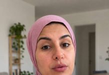 „Grubi i leniwi”. Niemiecka influencerka krytykuje Niemców pobierających zasiłki i stawia im za wzór pracujących imigrantów! Realistyczna podobizna Mss Leyli w różowej chuście – zdjęcie wygenerowane przez AI