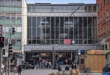 Atak na dworcu głównym w Monachium: klientka, której zwrócono uwagę na brak maseczki, zaczęła gryźć, drapać i szarpać za włosy sprzedawczynię