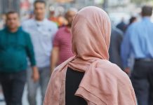 Co piąty muzułmanin w Niemczech czuje się odrzucony – nowe wyzwania dla integracji i zapobiegania radykalizacji