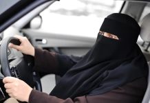 Muzułmanka w Berlinie chce prowadzić samochód z zasłoniętą twarzą i pozywa miasto