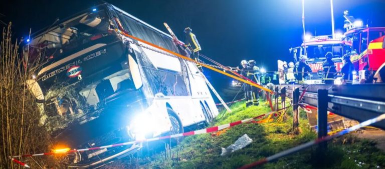 Poważny wypadek na A44 w NRW – ponad 20 osób jest rannych
