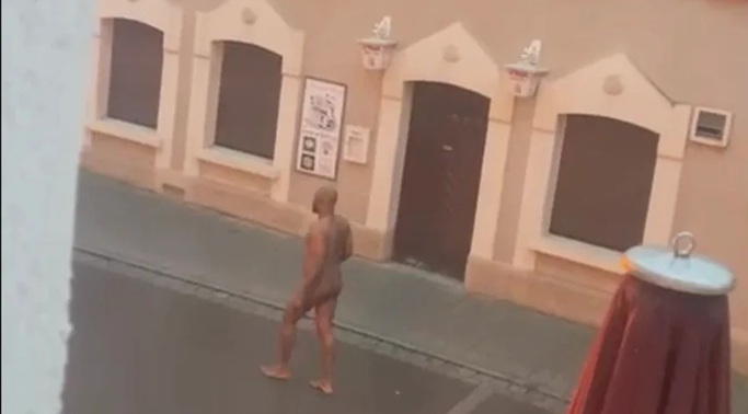 Neuffen w strachu — 36-latek z Togo biegał nago po mieście, groził dzieciom i mieszkańcom