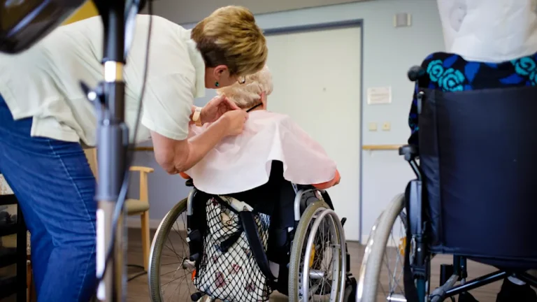 Najbardziej znany niemiecki badacz młodzieży żąda: „Seniorzy powinni odbywać obowiązkową służbę społeczną!”