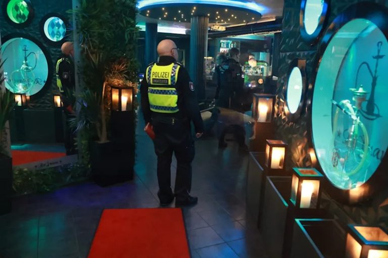 Masowa obława na Shisha-bary w Niemczech. Ponad 200 funkcjonariuszy przeszukało 17 lokali w Hamburgu