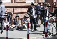 Frankfurt chce ustawić zadaszone „siedziska” dla osób uzależnionych w dzielnicy przydworcowej – pomysł budzi kontrowersje