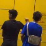 Nastolatkowie wkładają do automatu paczkowego swojego kolegę