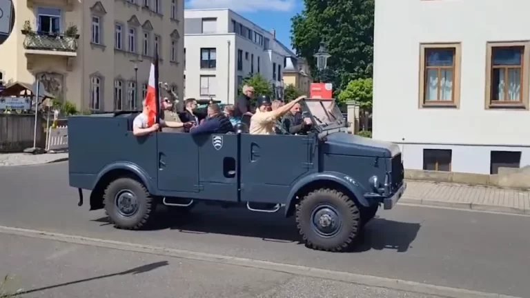 Neonaziści przejechali w Dzień Ojca przez Drezno wykonując pozdrowienie hitlerowskie