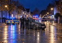 Niemcy: Auto celowo wjechało w grupę ludzi! Policja oddała strzały, ale sprawcom udało się uciec Symboliczna ilustracja AI: policjanci przy uszkodzonym samochodzie na nocnej ulicy