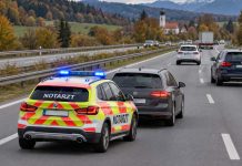 Nie przepuścił karetki w Niemczech. 13 500 euro kary i co najmniej 2 lata bez prawa jazdy! Pojazd lekarza ratunkowego jadący za ciemnym samochodem na niemieckiej drodze