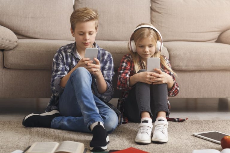 Niemcy: 1,3 miliona dzieci jest zagrożonych uzależnieniem od smartfona