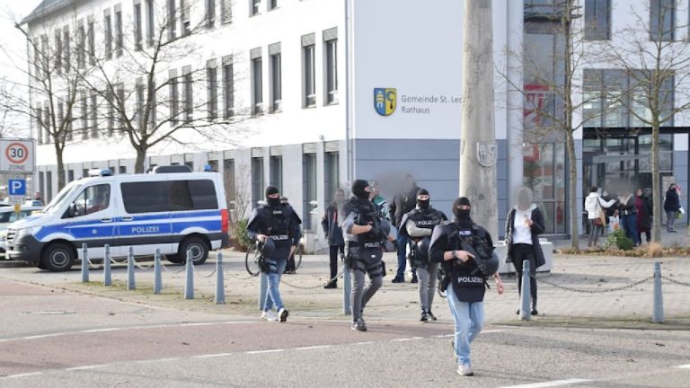 Niemcy: 18-letni uczeń zabił na terenie szkoły swoją rówieśniczkę i zbiegł z miejsca zdarzenia