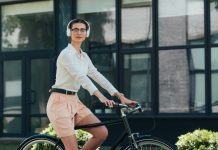 Niemcy: Czy podczas jazdy rowerem można mieć na uszach słuchawki?