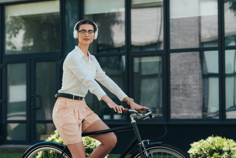 Niemcy: Czy podczas jazdy rowerem można mieć na uszach słuchawki?