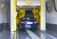 Niemcy: Kierowcy, którzy zwlekają z wyjazdem z myjni samochodowej, są współodpowiedzialni za uszkodzenia