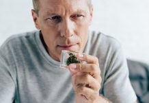 Niemcy: Mężczyzna zadzwonił na policję i poskarżył się, że diler sprzedał mu marihuanę niskiej jakości