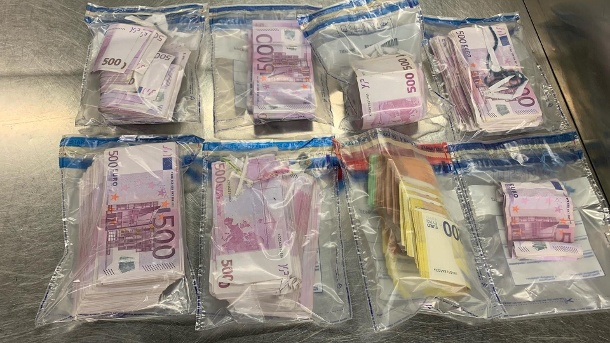 Niemcy: Mężczyzna próbował przemycić 350.000 euro w majtkach!