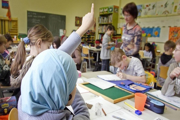 Spór o chusty w szkole. Interwencja władz i groźby bombowe wobec niemieckiej szkoły