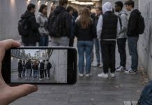 Niemcy: Co najmniej 10 dzieci i nastolatków miało godzinami katować 14-latka. Najmłodszy podejrzany ma zaledwie 9 lat! Grupa młodych ludzi w miejskim przejściu nagrywana telefonem