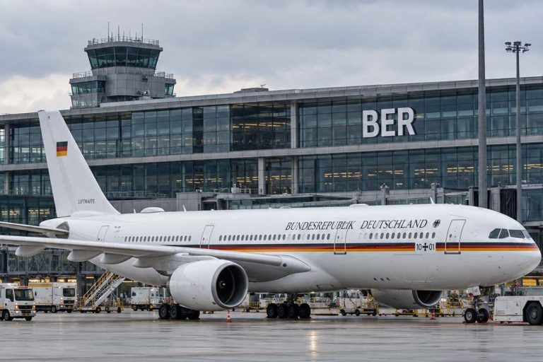 Niemiecki samolot rządowy przed terminalem lotniska BER w Berlinie