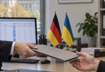 „Wiemy dokładnie, kto tu mieszka”. Niemiecki minister chce przekazać Kijowowi dane ukraińskich mężczyzn Symboliczna ilustracja przekazywania danych między Niemcami i Ukrainą