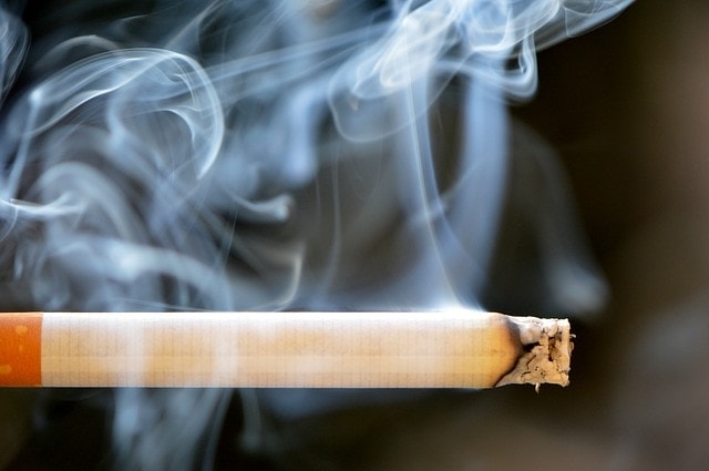 Niemcy planują wprowadzić zakaz palenia papierosów w samochodzie!