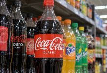 Niemcy: Coca-Cola może zdrożeć o około 45 centów za litr. Rząd planuje nowy podatek! Butelki Coca-Coli i innych słodzonych napojów na półce w niemieckim supermarkecie
