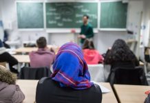Niemiecka organizacja żąda wprowadzenia zakazu noszenia chust w szkołach