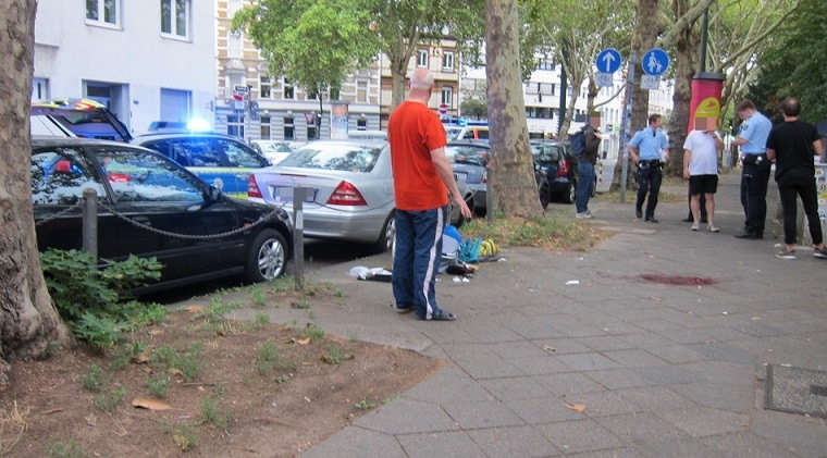 W Düsseldorfie zadźgano dzisiaj na ulicy kobietę! Policja poszukuje sprawcy (UPDATE)